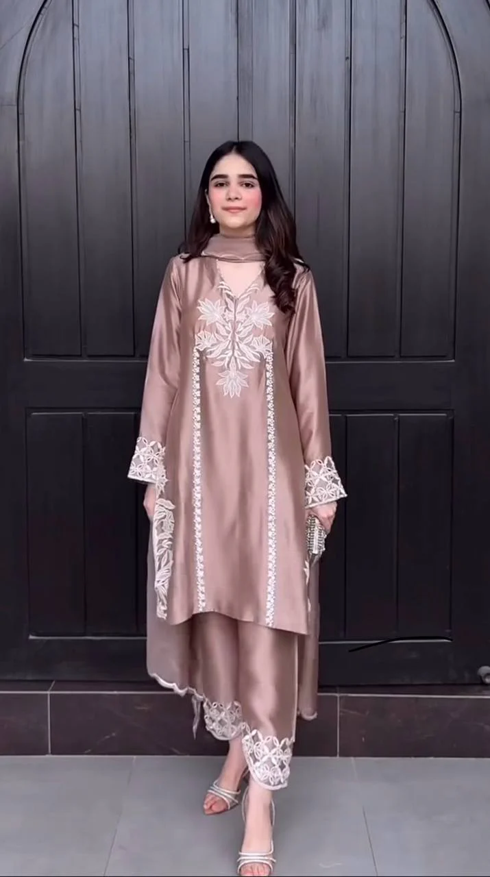Chic and Stylish Ethnic Ensemble - Image 3