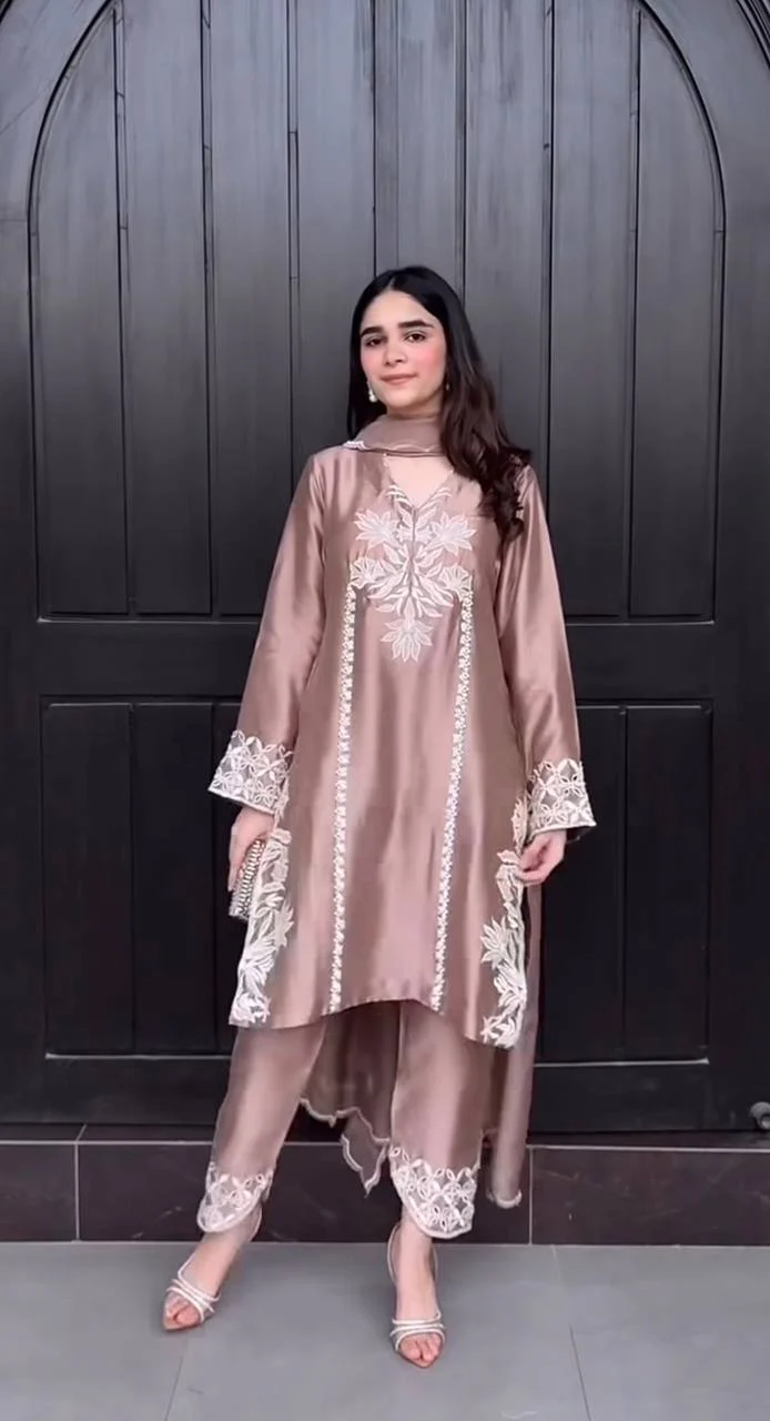 Chic and Stylish Ethnic Ensemble - Image 5