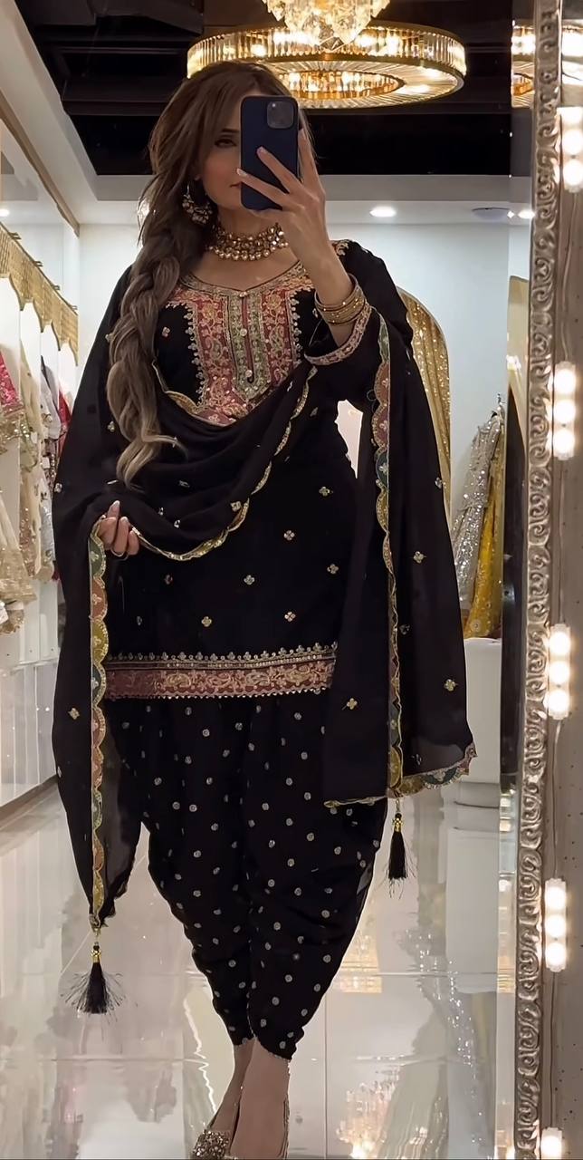 Chic Attire for Festive Celebrations - Image 4