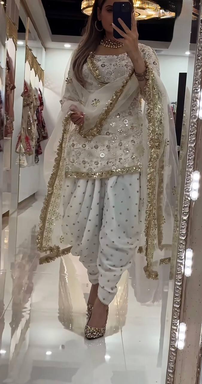 Chic Attire for Festive Celebrations - Image 5