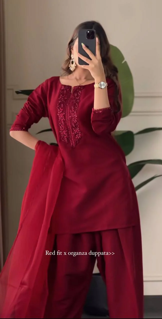 Chic Capture Maroon Elegance - Image 10