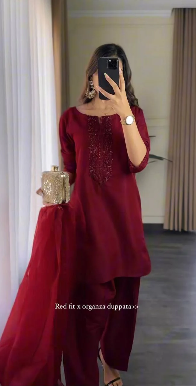 Chic Capture Maroon Elegance - Image 3