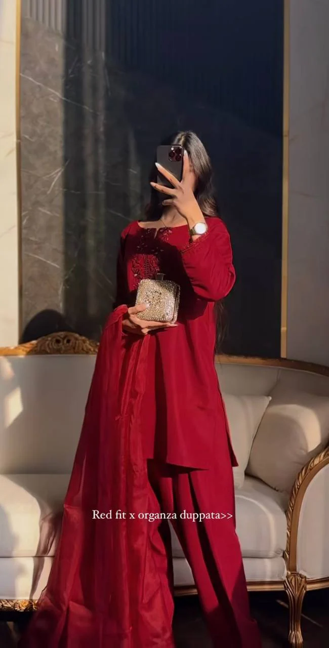 Chic Capture Maroon Elegance - Image 4