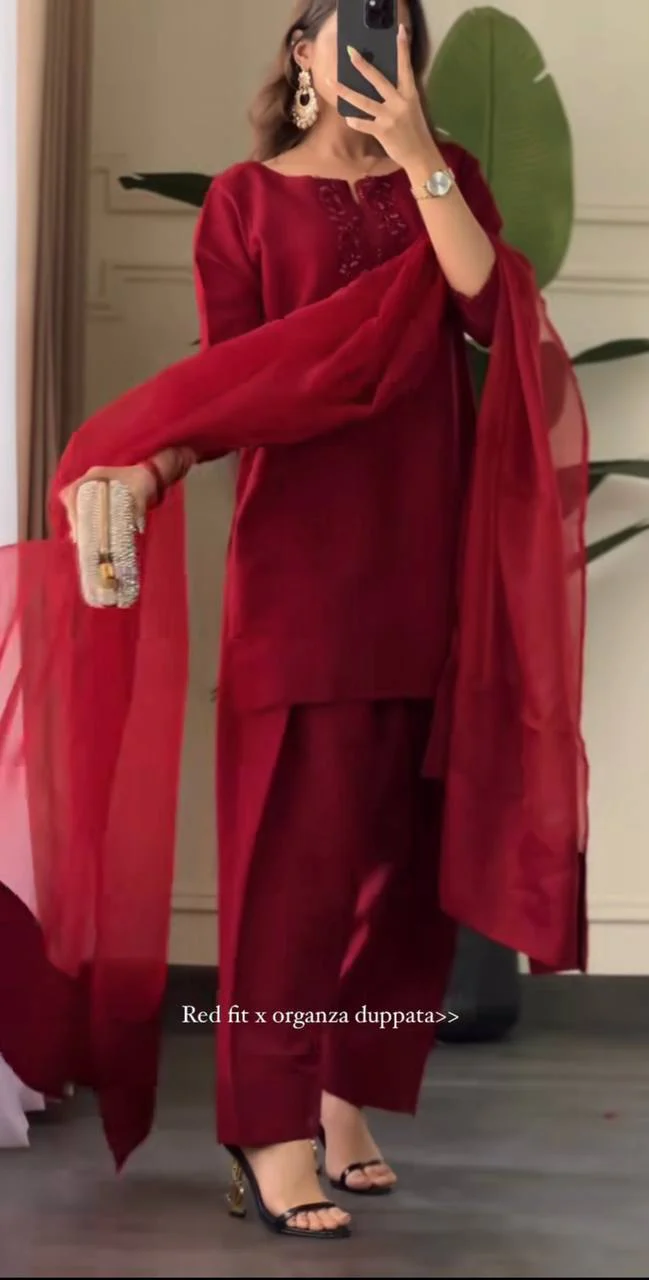 Chic Capture Maroon Elegance - Image 5