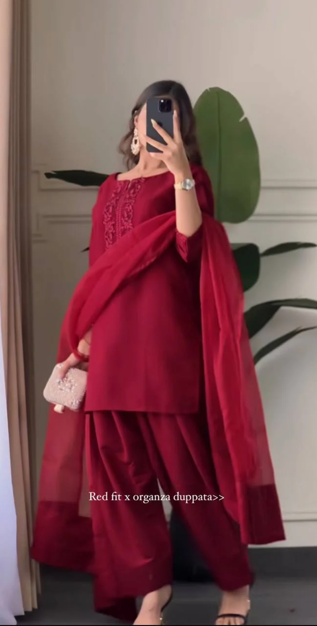 Chic Capture Maroon Elegance - Image 7