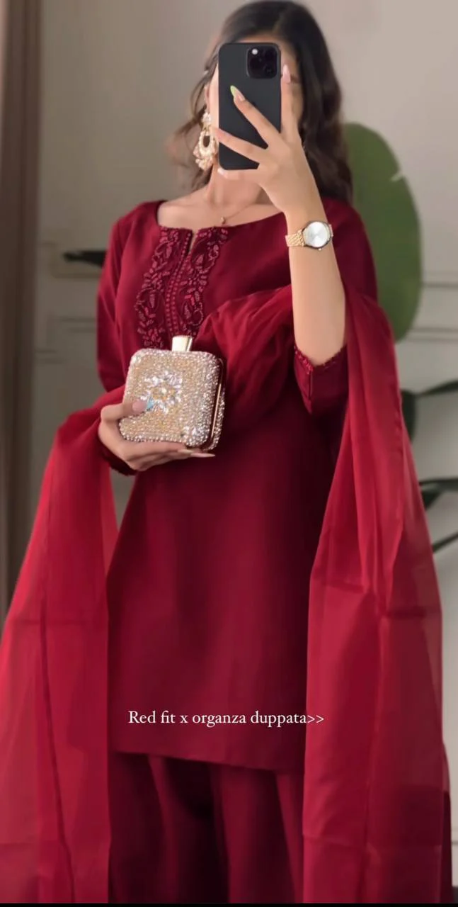 Chic Capture Maroon Elegance - Image 8