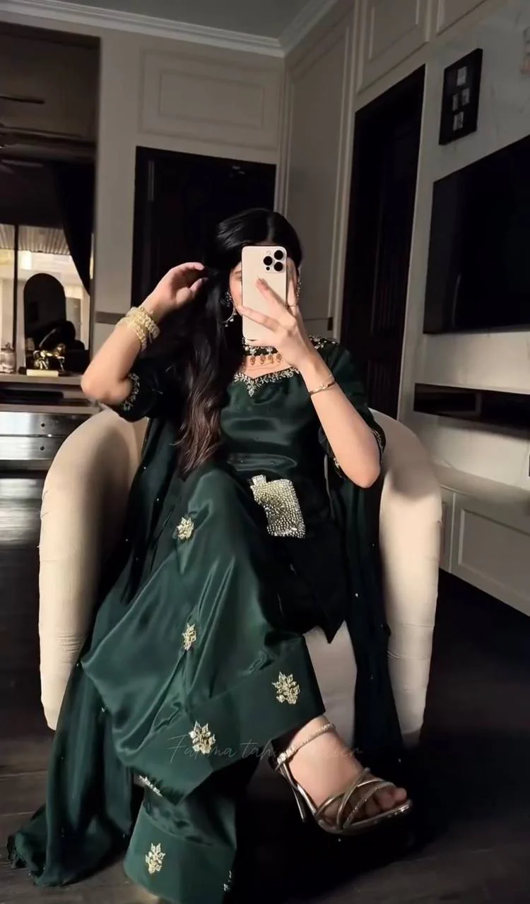 Chic Green Ensemble for Every Occasion - Image 8