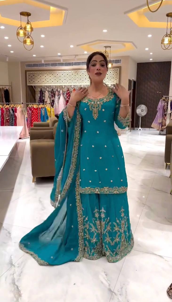 Elegance in Every Stitch: A Timeless Outfit - Image 5