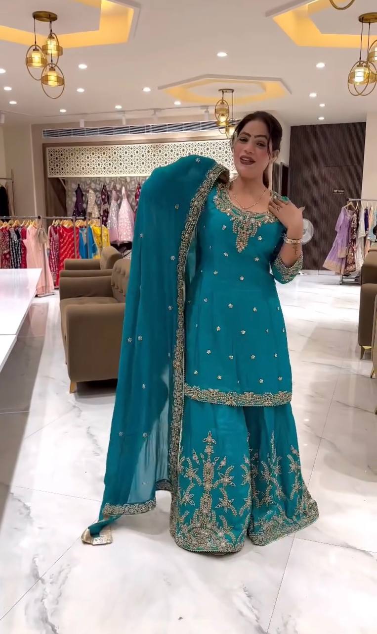 Elegance in Every Stitch: A Timeless Outfit - Image 6