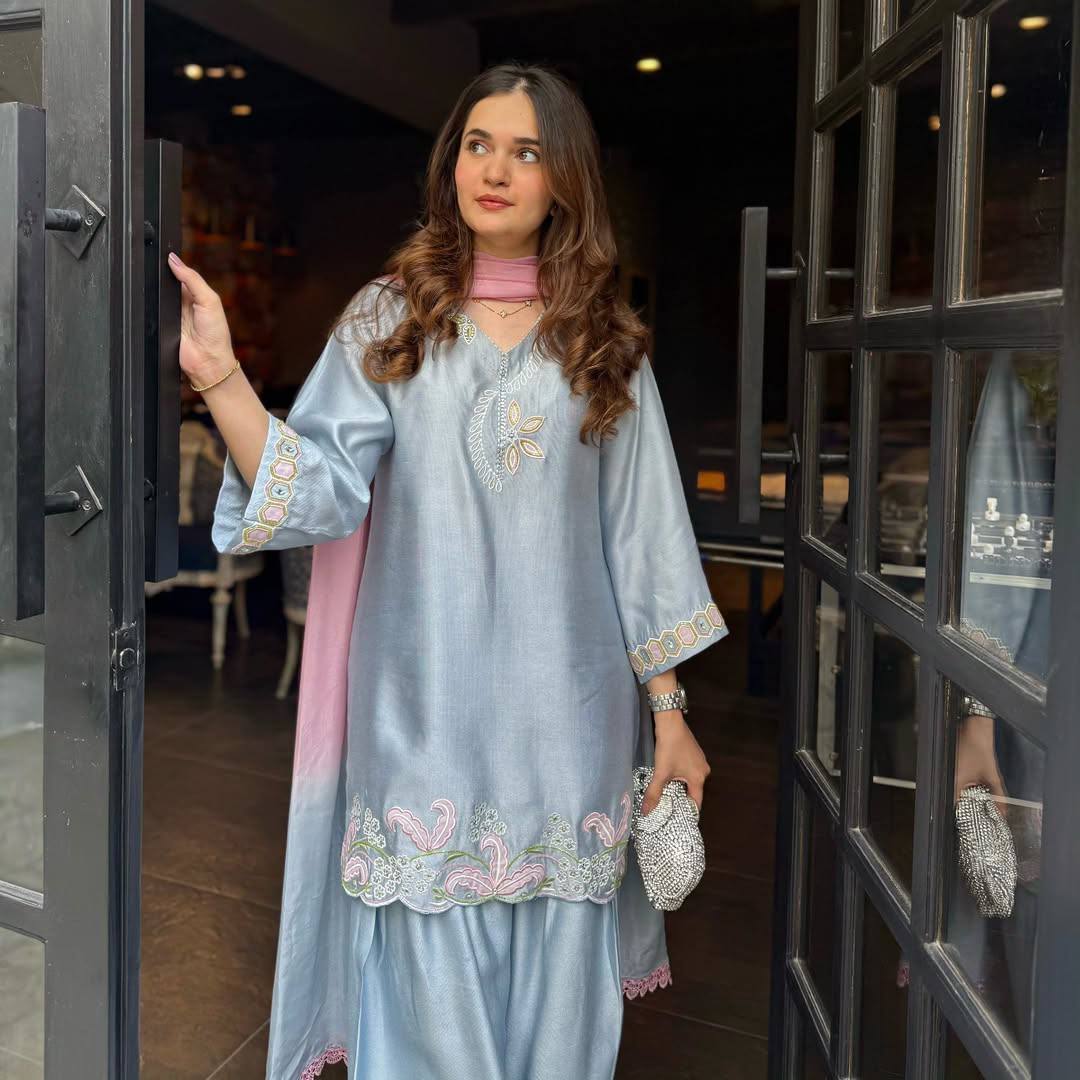 Elegant Blue Ensemble for Every Occasion - Image 3