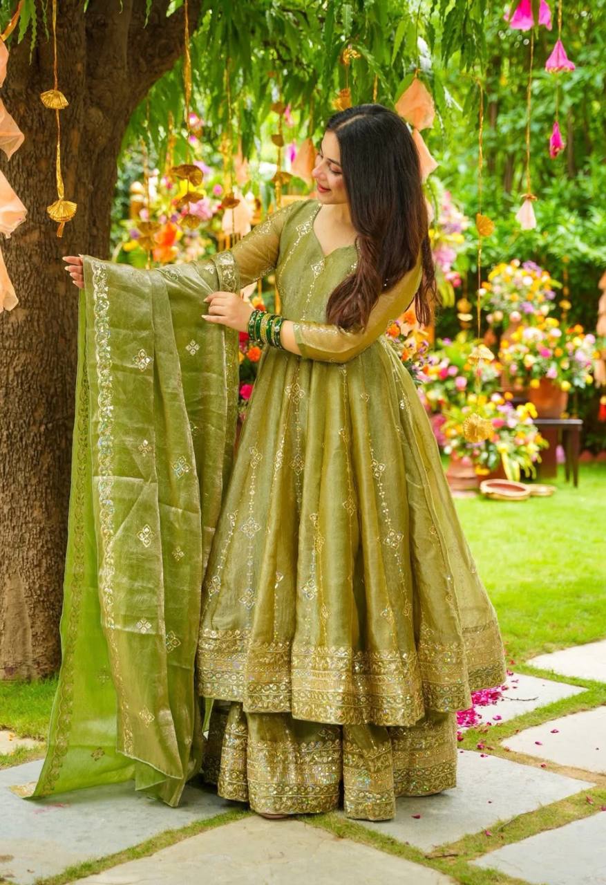 Enchanting Moments in Traditional Glamour - Image 10