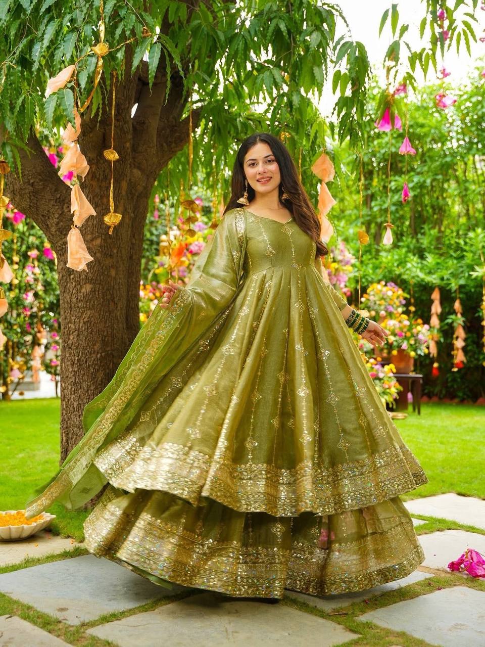 Enchanting Moments in Traditional Glamour - Image 11