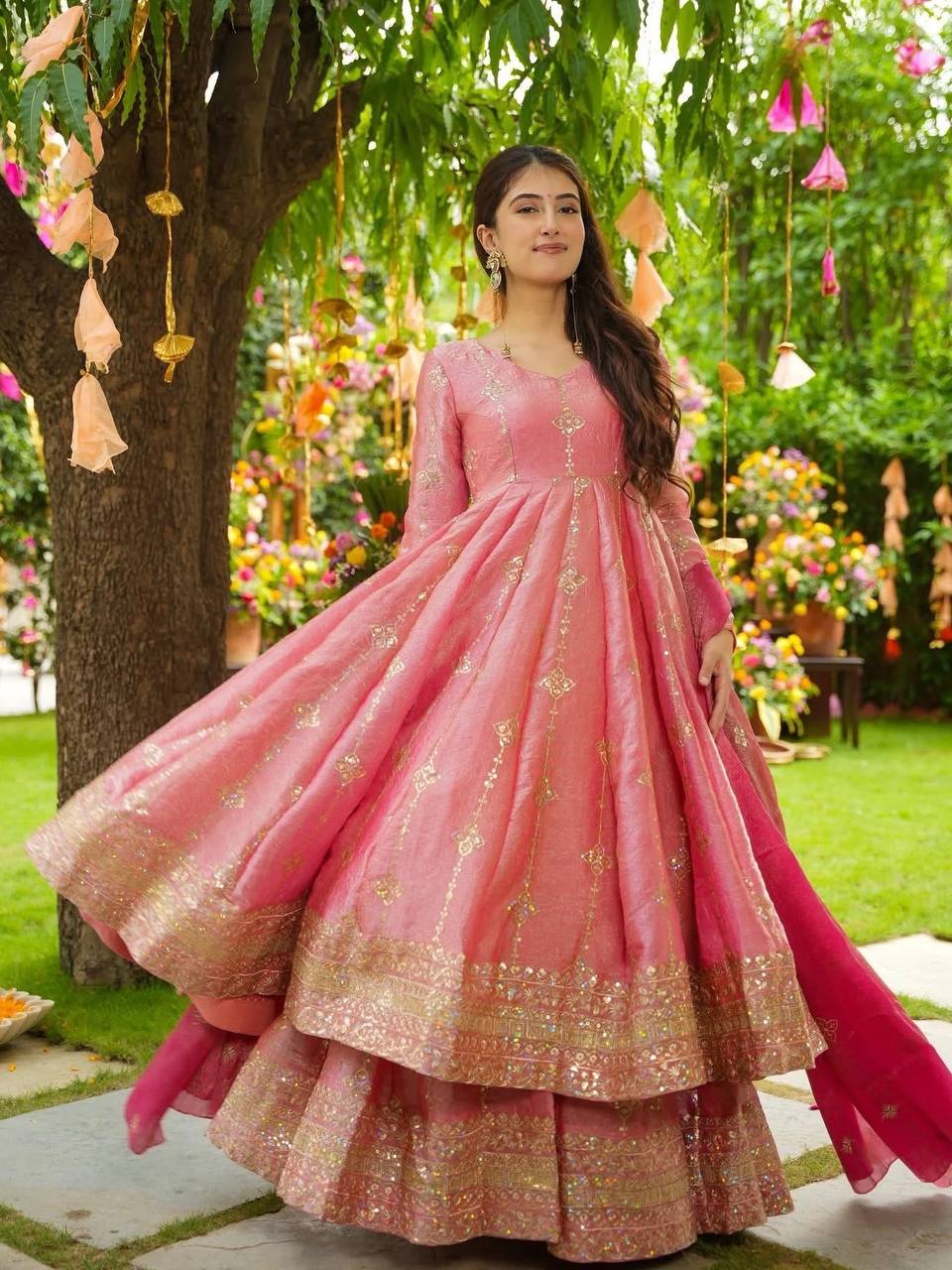 Enchanting Moments in Traditional Glamour - Image 3