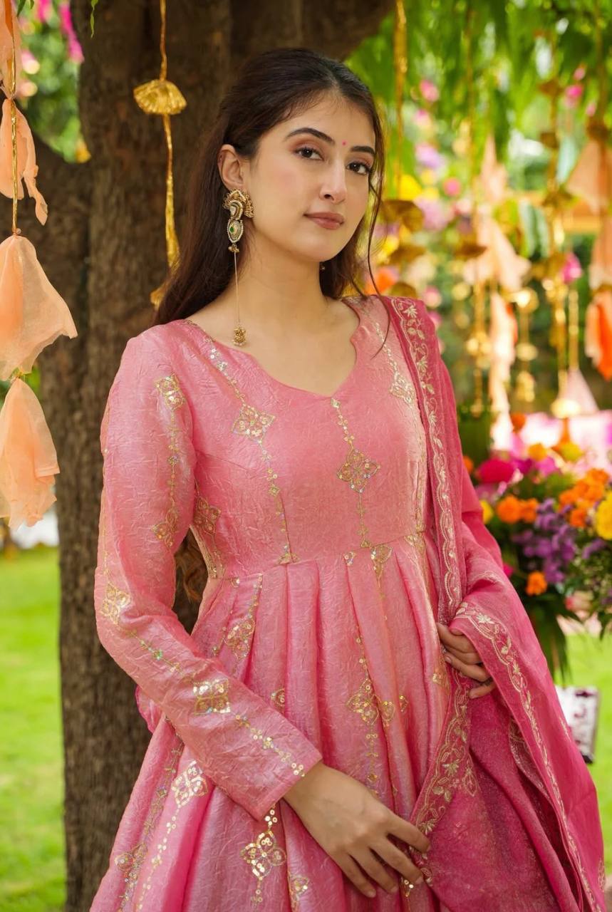 Enchanting Moments in Traditional Glamour - Image 4