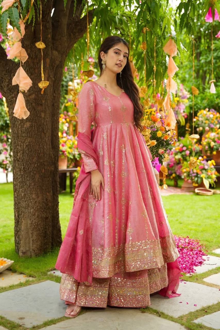 Enchanting Moments in Traditional Glamour - Image 5