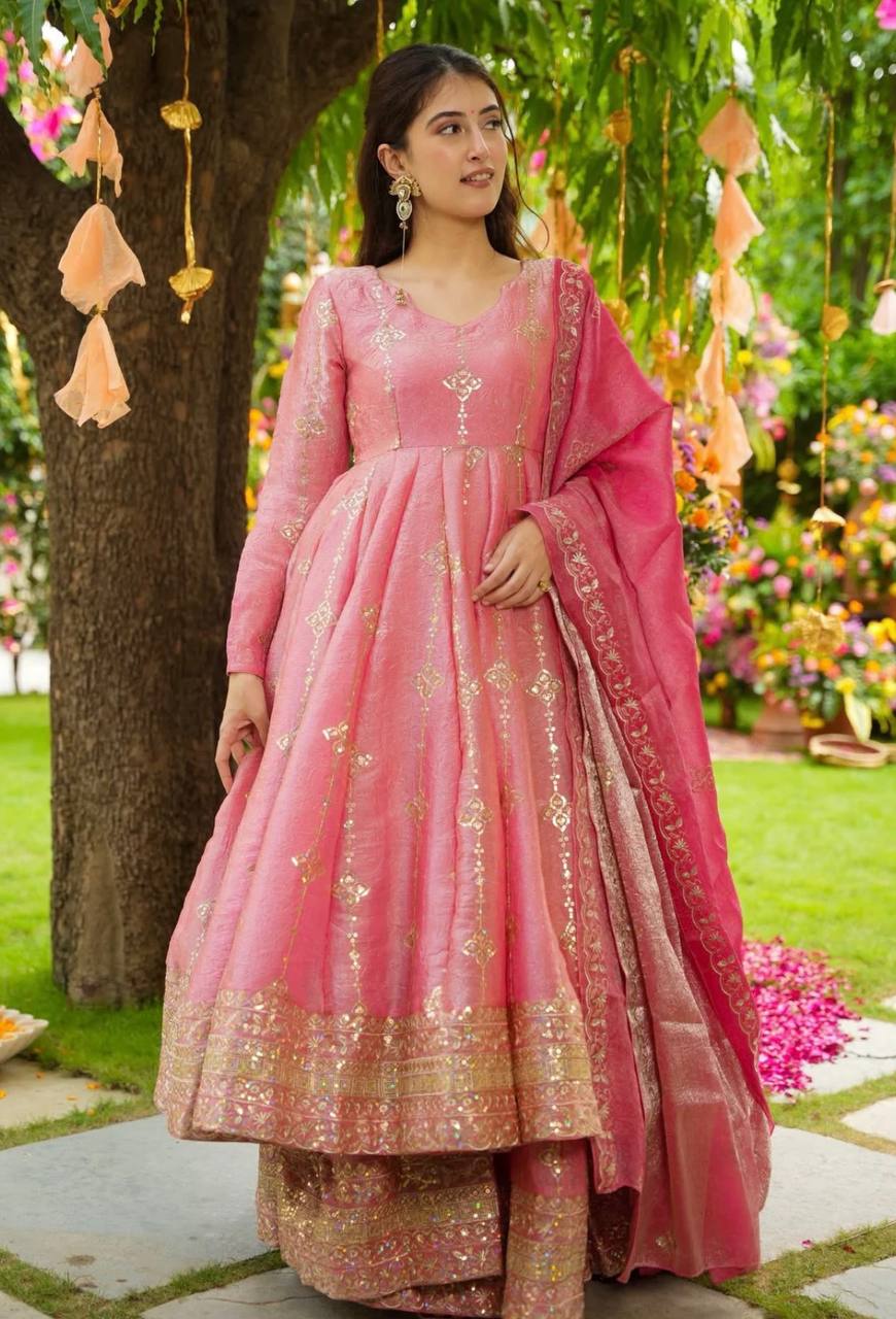 Enchanting Moments in Traditional Glamour - Image 6