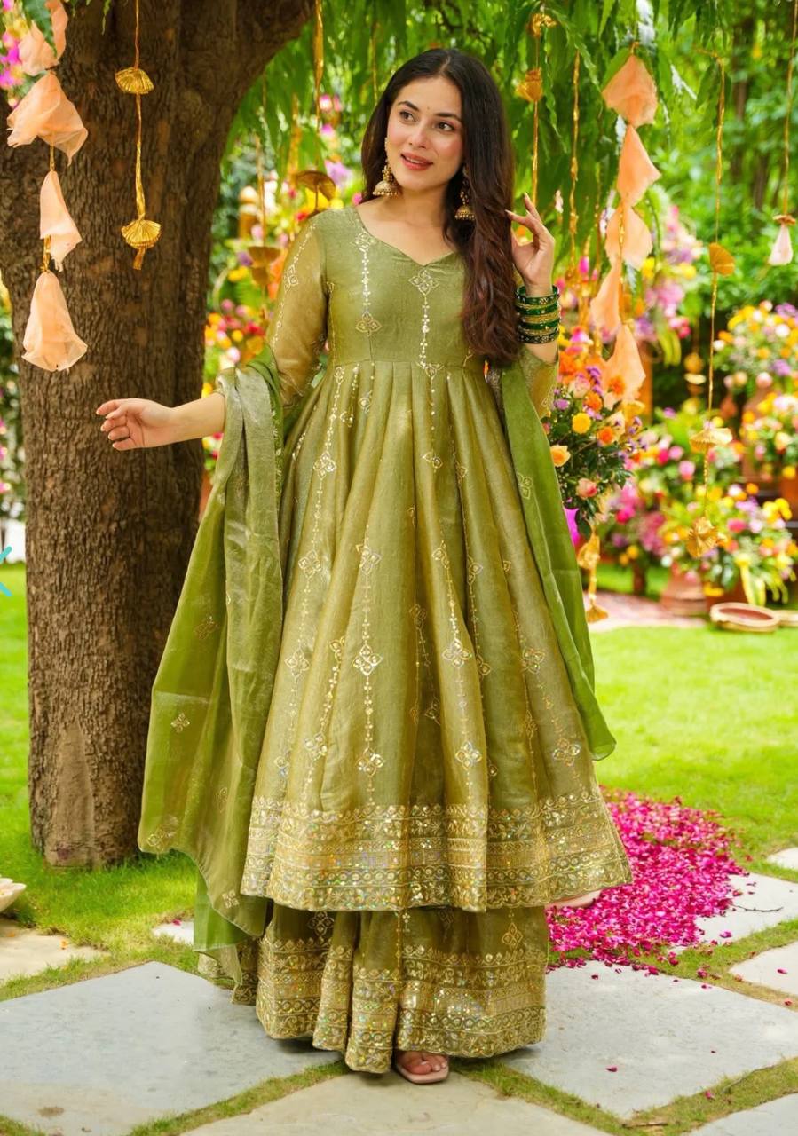 Enchanting Moments in Traditional Glamour - Image 7