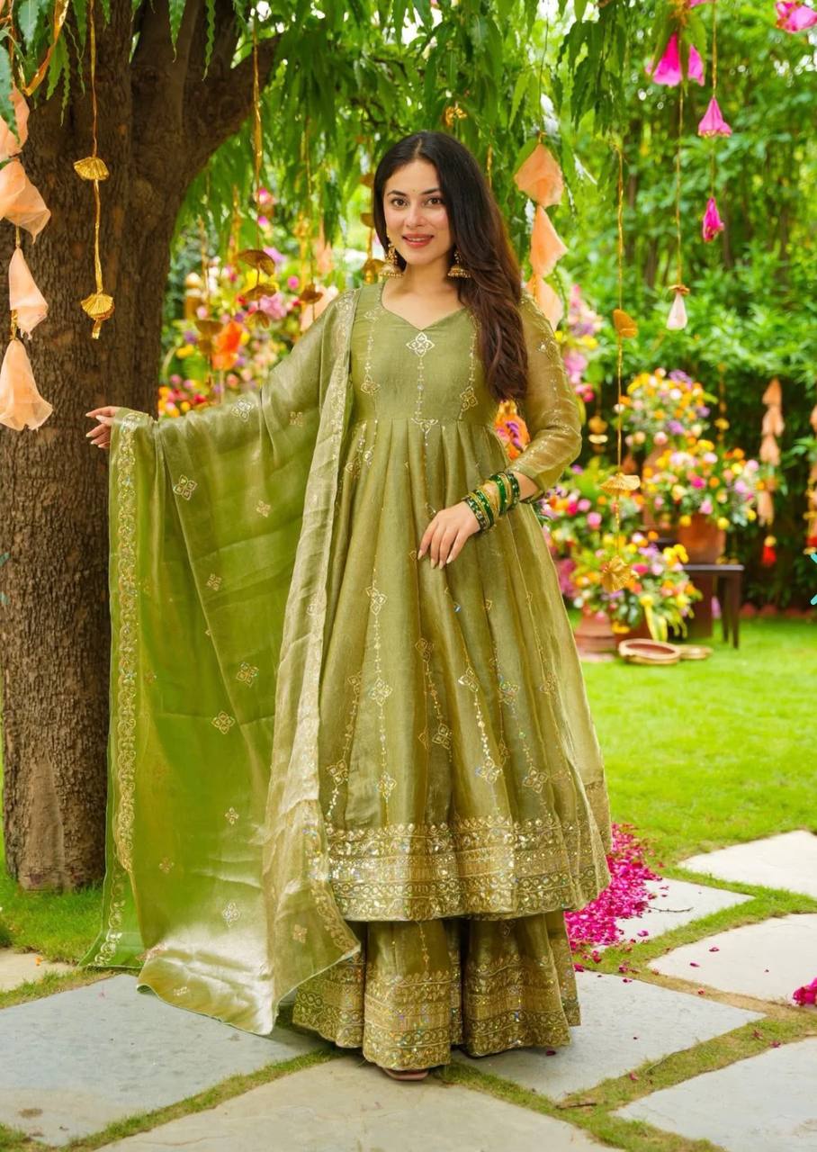 Enchanting Moments in Traditional Glamour - Image 8