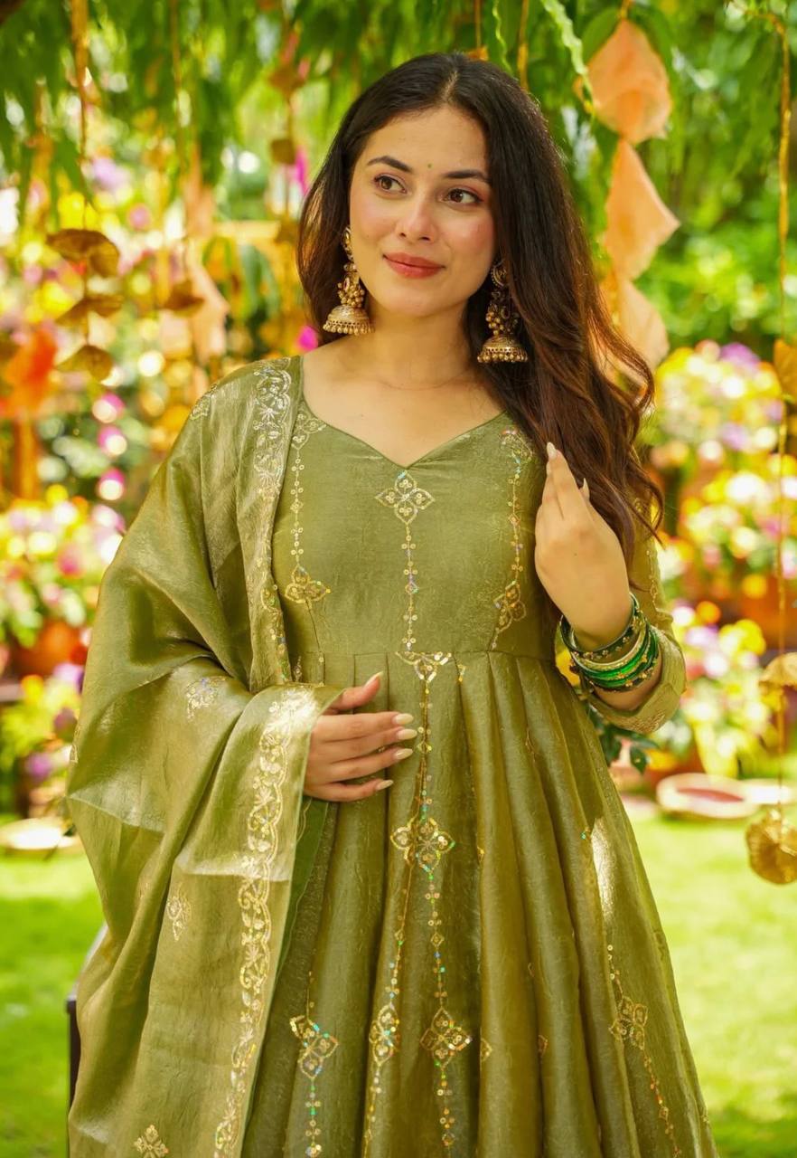 Enchanting Moments in Traditional Glamour - Image 9