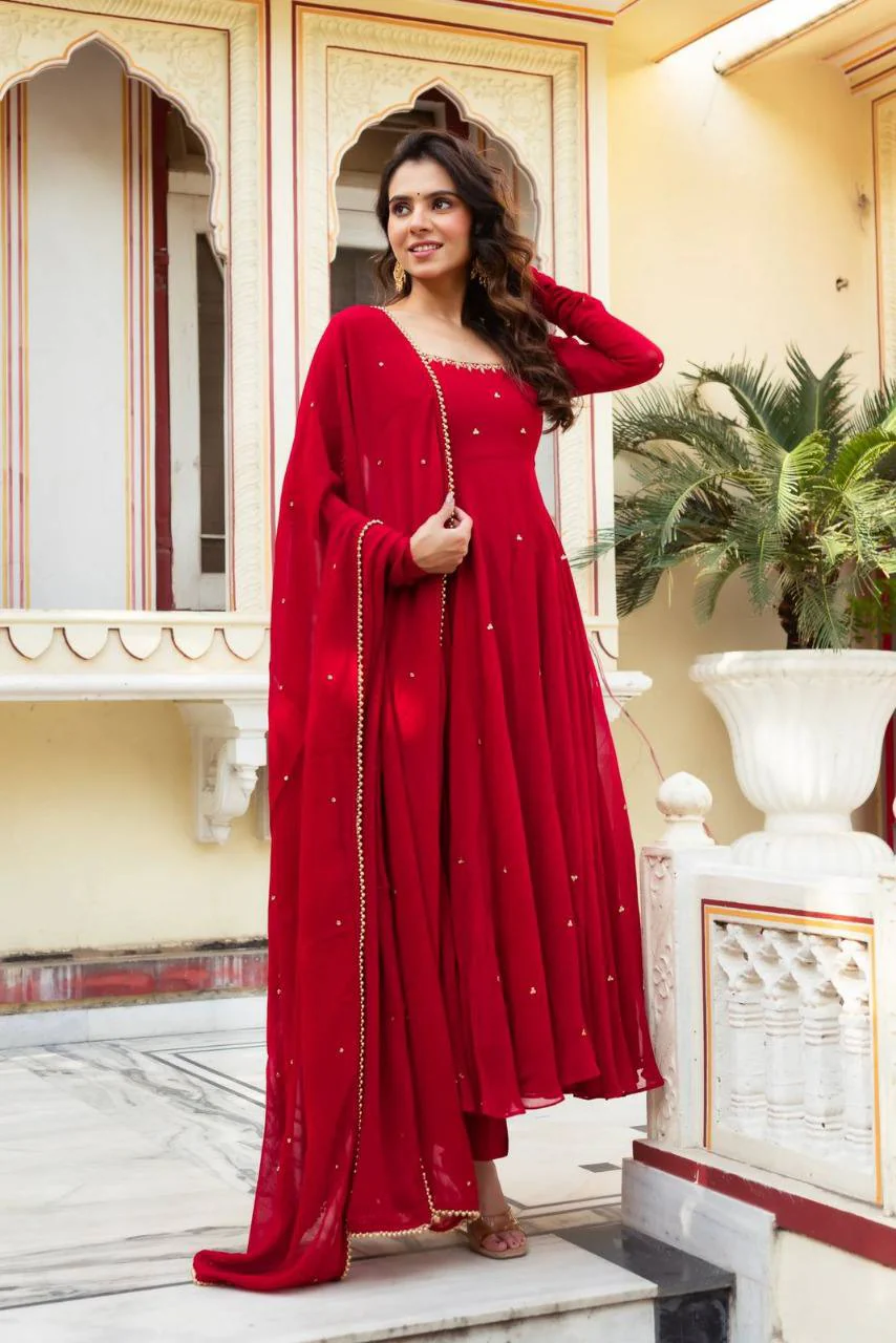 Exquisite Red Outfit for Celebratory Moments - Image 3