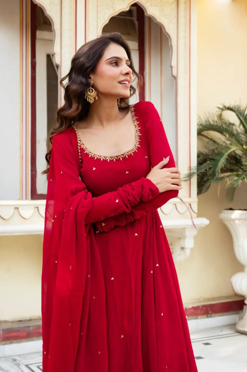 Exquisite Red Outfit for Celebratory Moments - Image 4