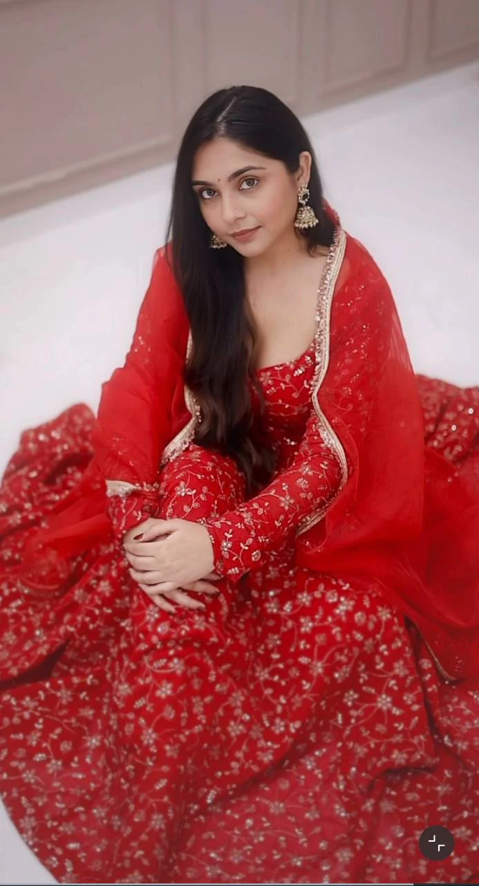 Floral Fantasy: The Perfect Ethnic Ensemble - Image 3