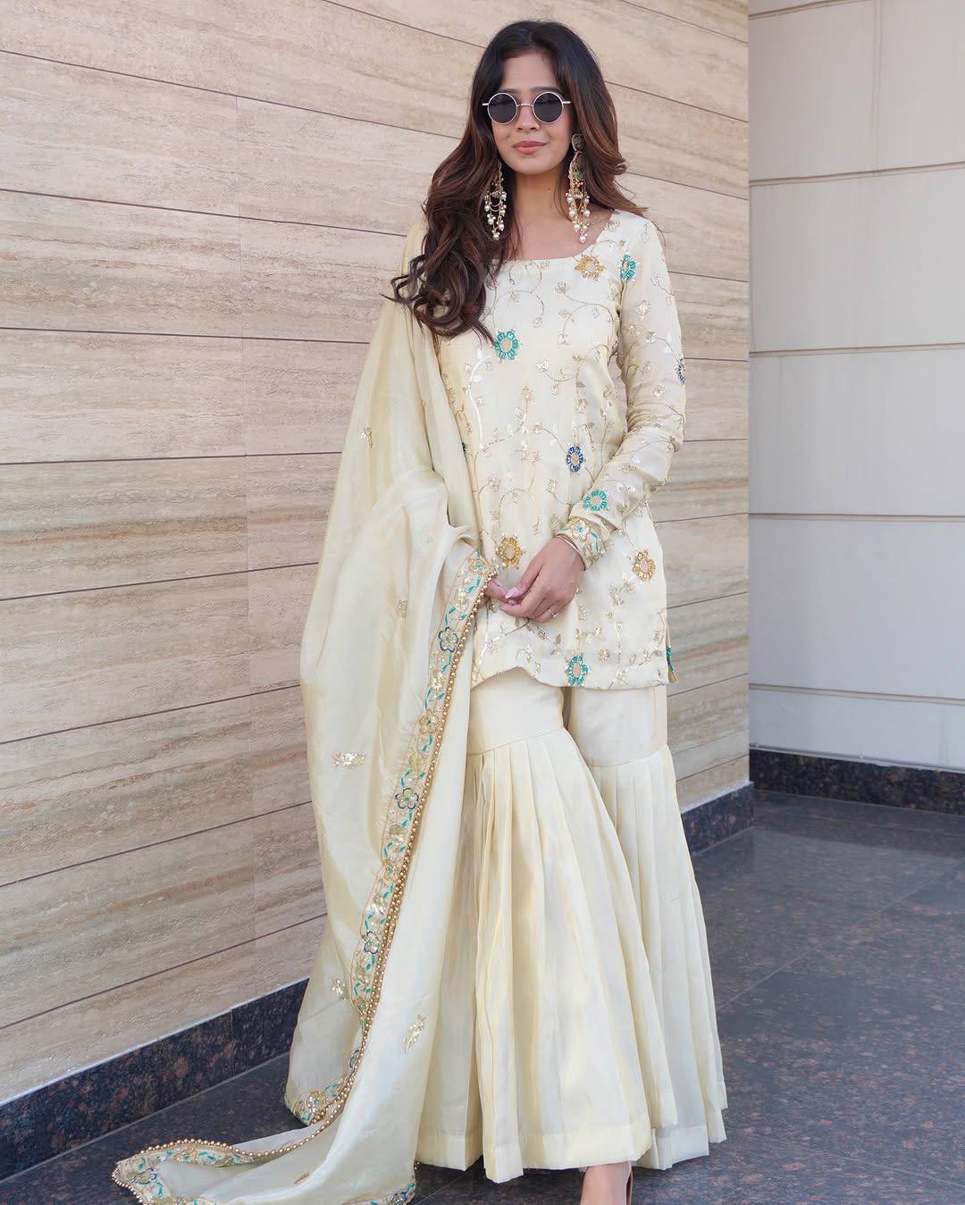 Radiate Beauty with Traditional Charm - Image 4
