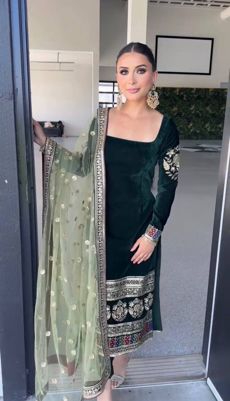 Regal Emerald Velvet Festive Ensemble - Image 3