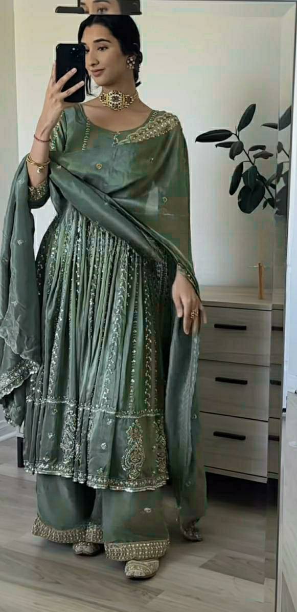 Sparkling Serenity: The Perfect Ensemble - Image 3