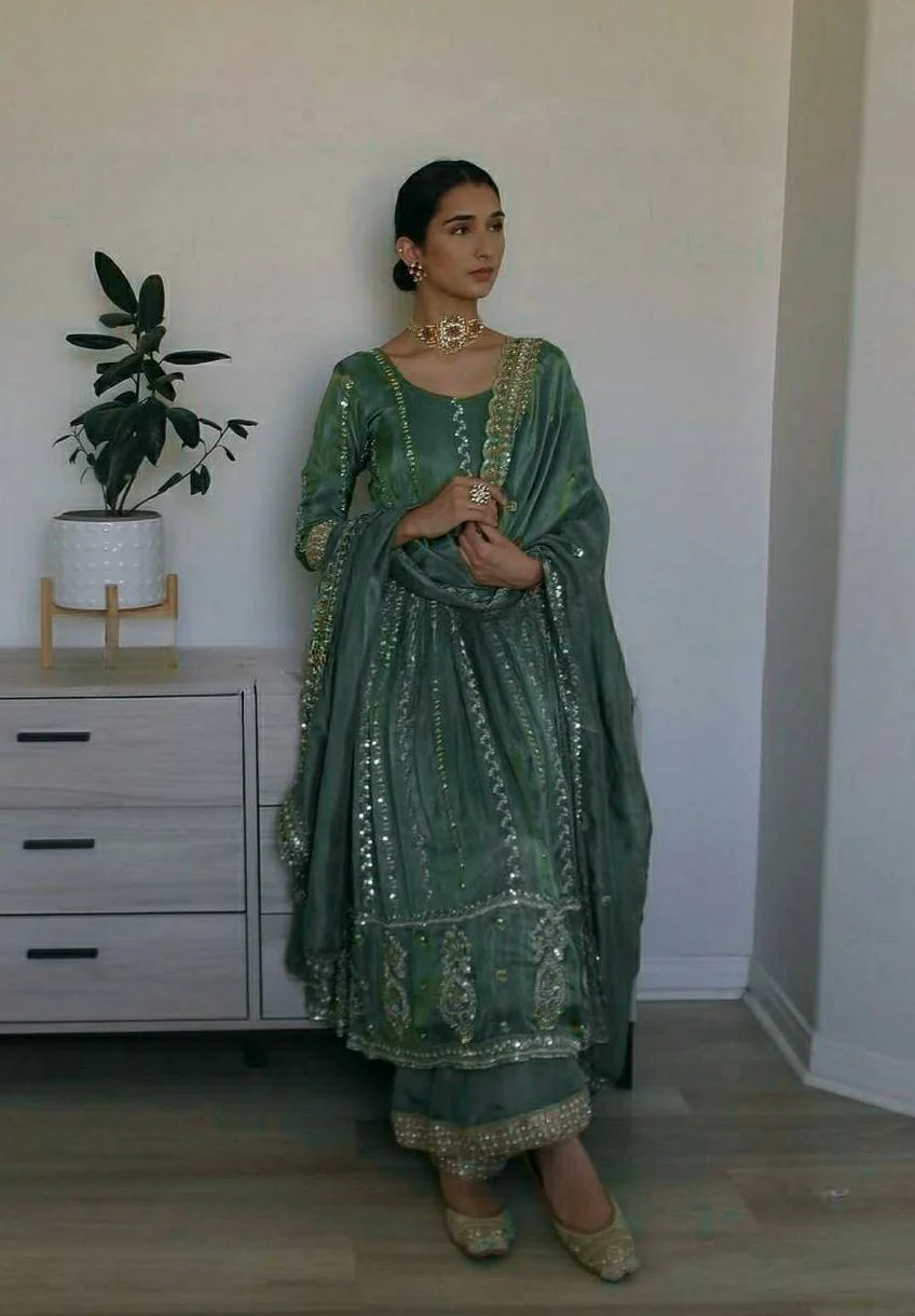 Sparkling Serenity: The Perfect Ensemble - Image 4