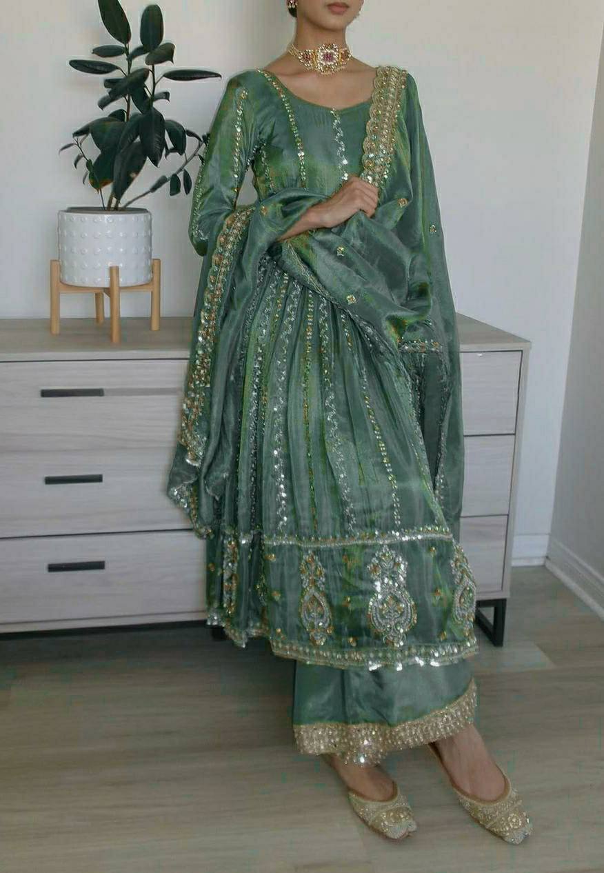 Sparkling Serenity: The Perfect Ensemble - Image 5