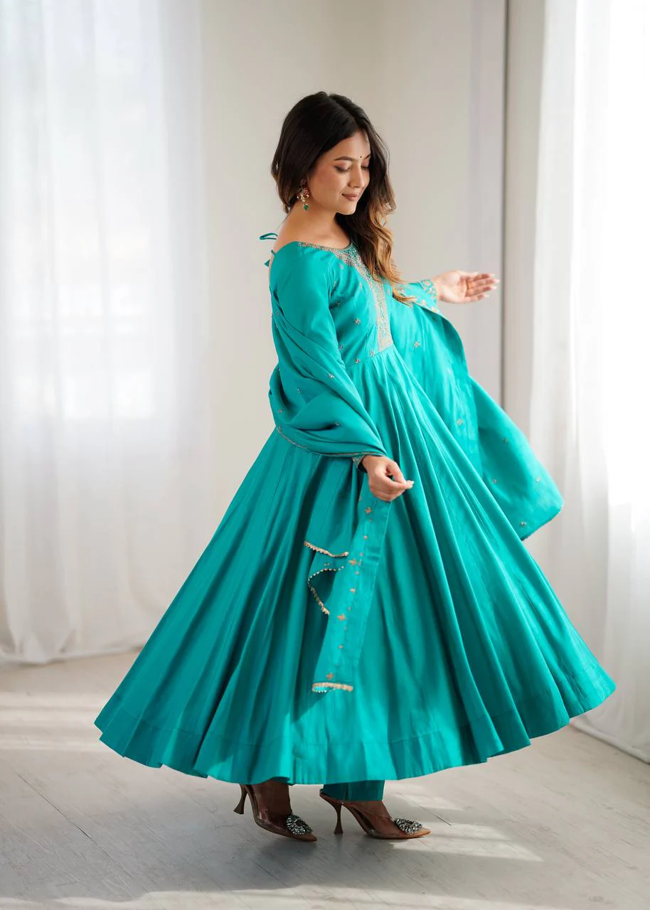 Stylish Ethnic Wear with Beautiful Draping Design - Image 5