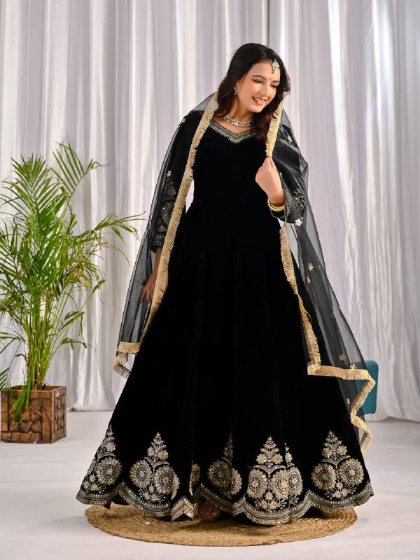 Timeless Beauty: Red and Black Attire - Image 11