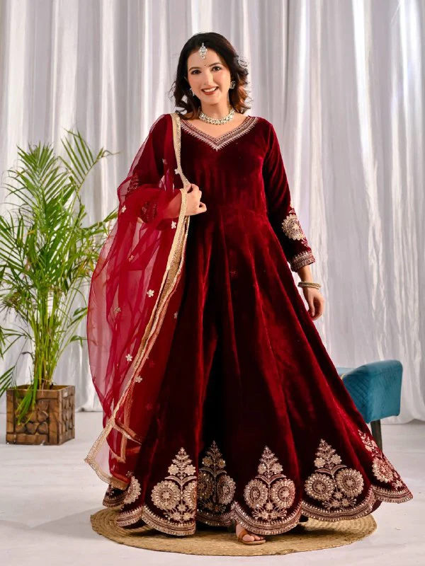Timeless Beauty: Red and Black Attire - Image 3