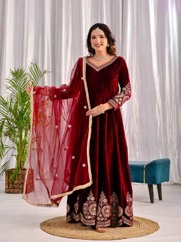 Timeless Beauty: Red and Black Attire - Image 4