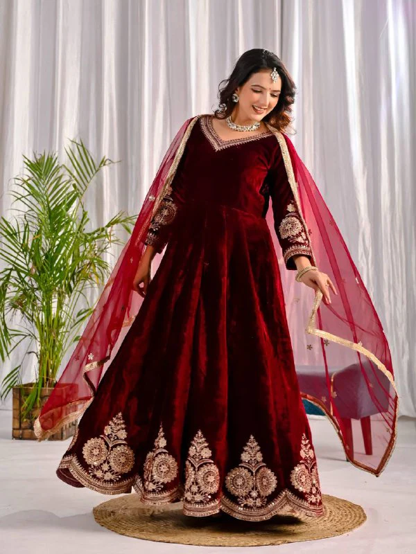 Timeless Beauty: Red and Black Attire - Image 5