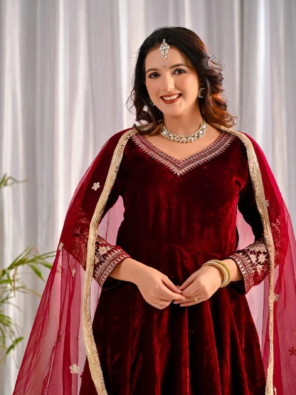 Timeless Beauty: Red and Black Attire - Image 6