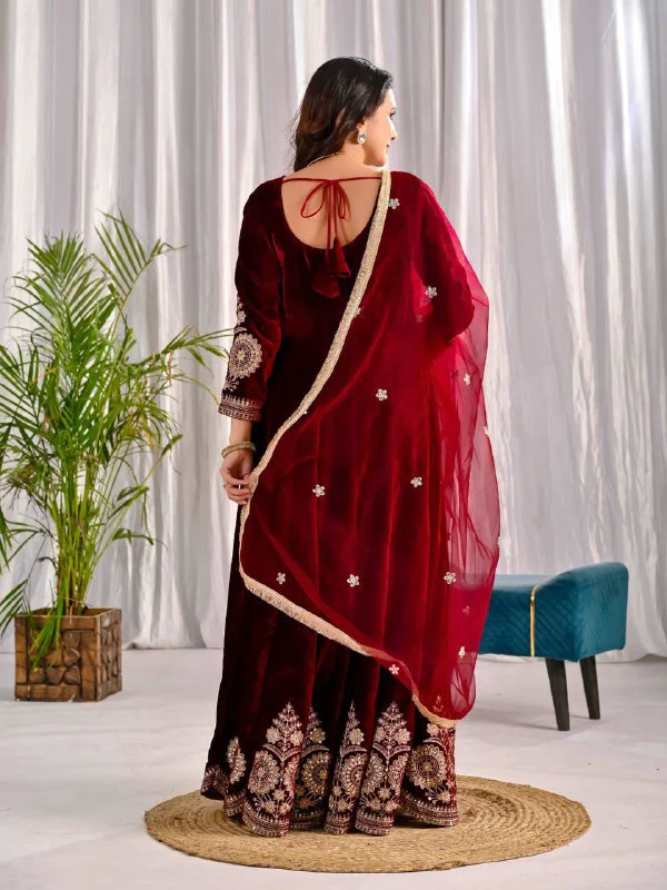 Timeless Beauty: Red and Black Attire - Image 7