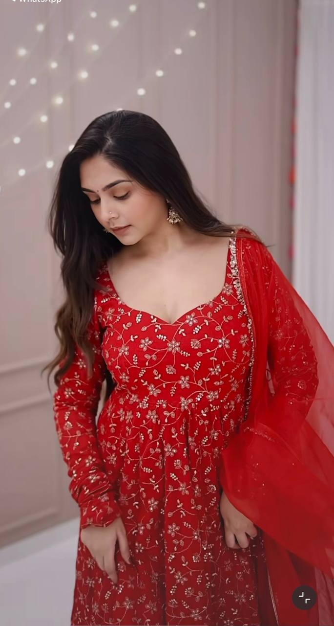 Vibrant Red Attire for Festive Occasions - Image 10