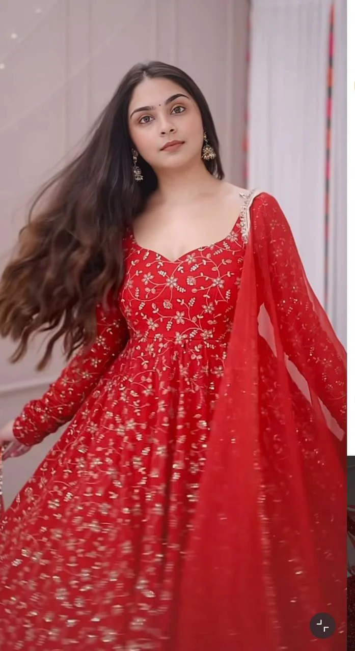Vibrant Red Attire for Festive Occasions - Image 11