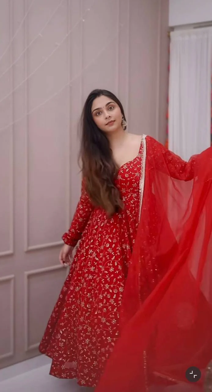 Vibrant Red Attire for Festive Occasions - Image 4