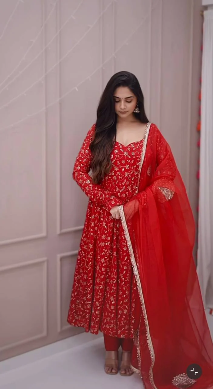 Vibrant Red Attire for Festive Occasions - Image 5
