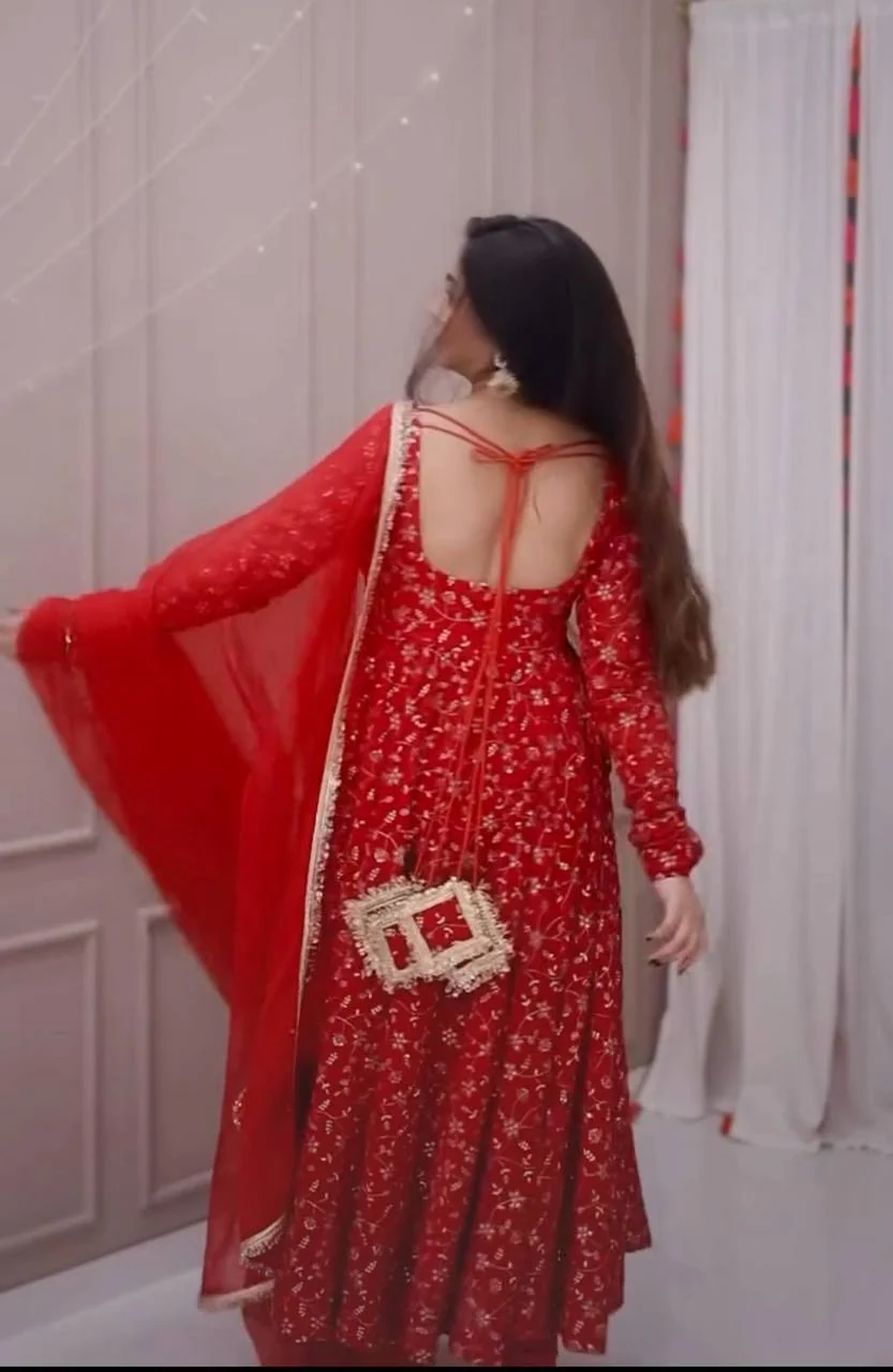 Vibrant Red Attire for Festive Occasions - Image 6