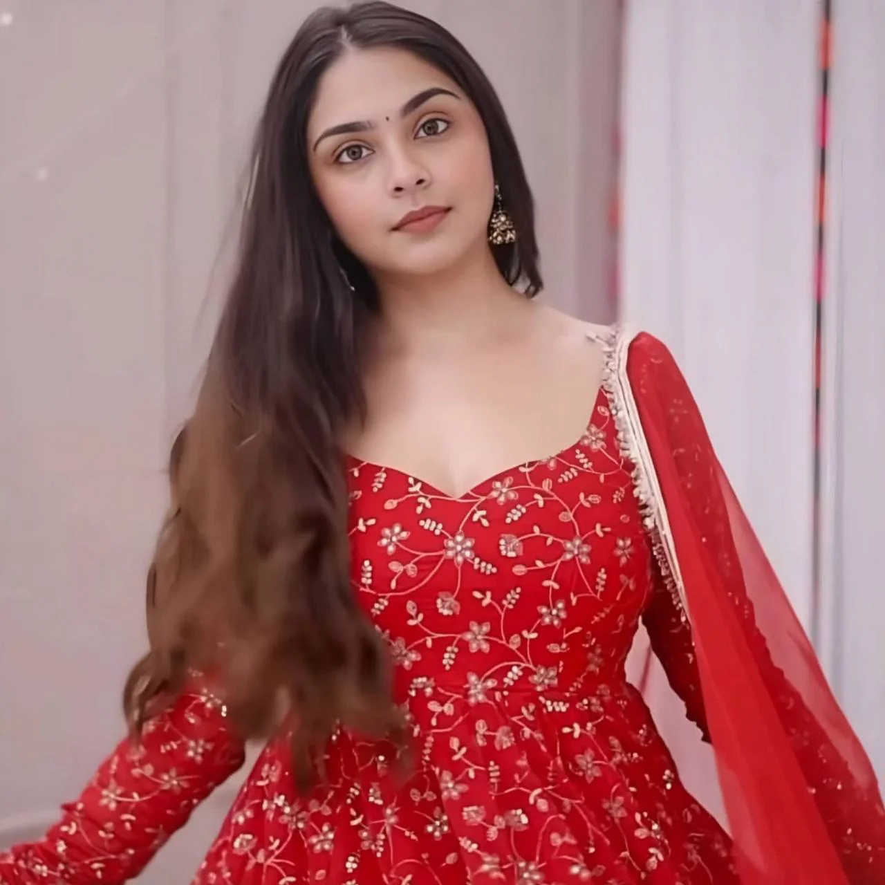 Vibrant Red Attire for Festive Occasions - Image 8