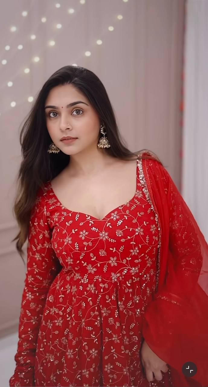 Vibrant Red Attire for Festive Occasions - Image 9